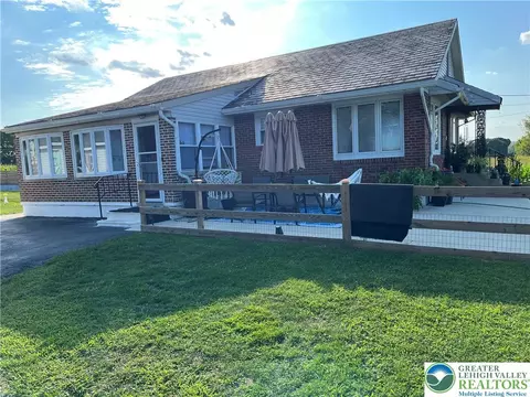 3092 Mauch Chunk Rd, Allentown, PA 18104