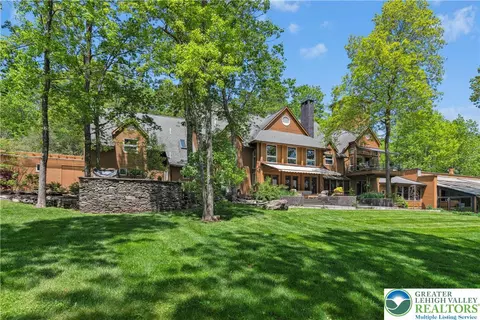 310 Hunters Farm Rd, Henryville, PA 18332
