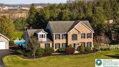 7496 Skytop Ct, Orefield, PA 18069