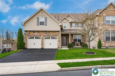 9628 Crescent Ln, Breinigsville, PA 18031