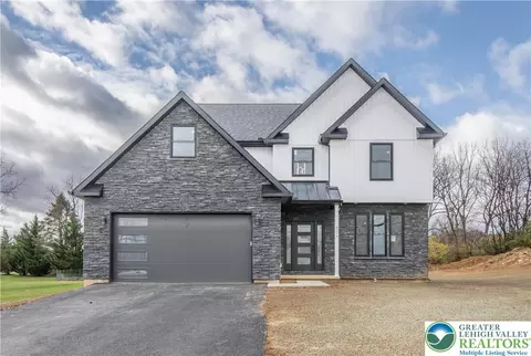 4579 Quarry St, Hokendauqua, PA 18052