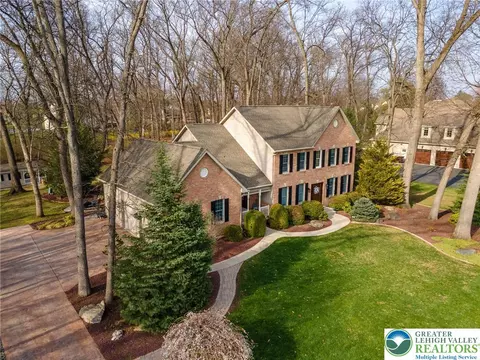 369 Manor Dr, Nazareth, PA 18064