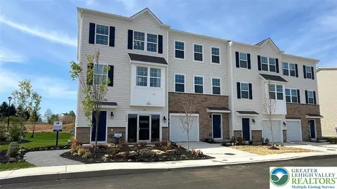 8209 Brodie Ct, Breinigsville, PA 18031