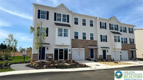 8203 Brodie Ct, Breinigsville, PA 18031
