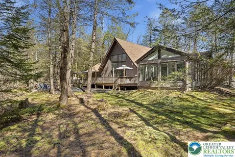 369 Sidney Ave, Pocono Summit, PA 18346
