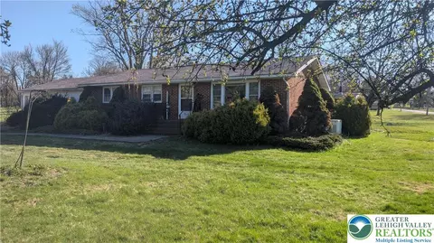744 S Dogwood Rd, Walnutport, PA 18088