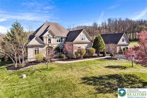 1572 Courtney Ct, Hellertown, PA 18055