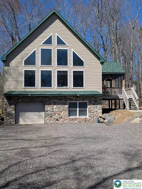 11 Poplar Pl, Clifton Twp, PA 18424