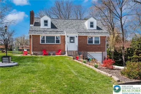 724 Krocks Ct, Wescosville, PA 18106