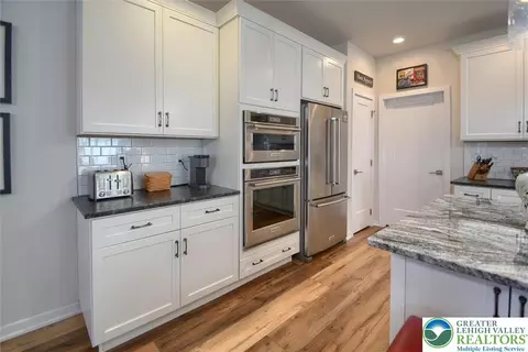 Kitchen - 6963 Maple Dr, Bath, PA 18014 photo 4 of 6