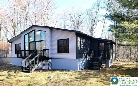 9069 Idlewild Dr, Coolbaugh Twp, PA 18466