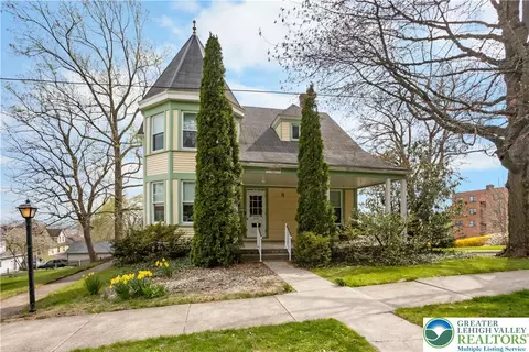 325 W Center St, Nazareth, PA 18064