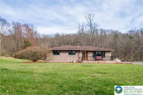 4043 Manor Dr, Stroudsburg, PA 18360
