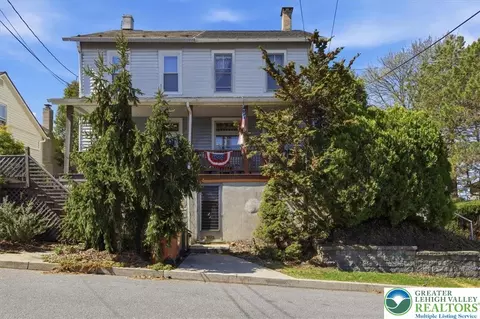 3225 S Front St, Hokendauqua, PA 18052