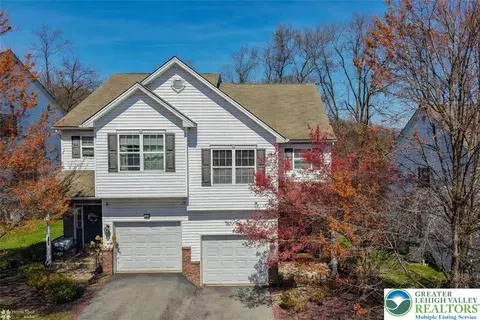 1521 Crest Park Ct, Bethlehem, PA 18015