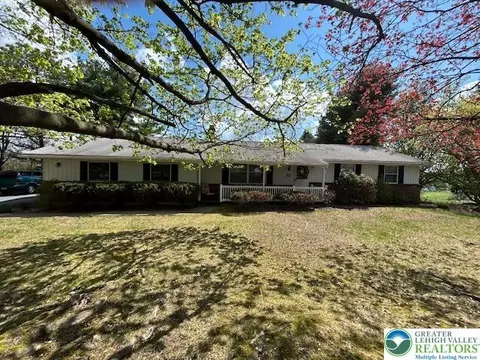 390 S Hokendauqua Dr, Northampton, PA 18067