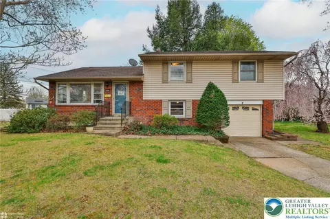 1961 Ravenwood Dr, Bethlehem, PA 18018