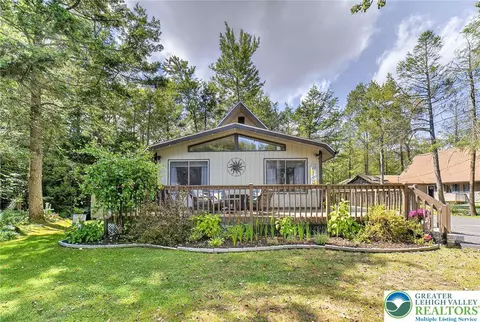 363 Sidney Ave, Pocono Summit, PA 18346