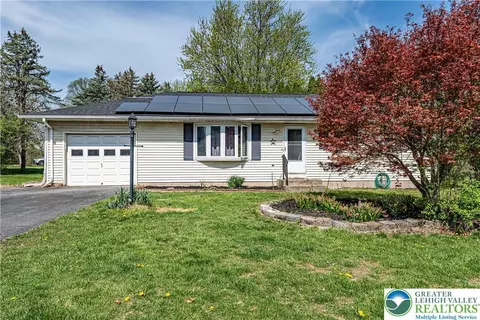 8 Babbling Brook Rd, Easton, PA 18045