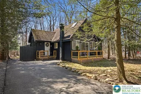 5306 Hummingbird Dr, Pocono Summit, PA 18346