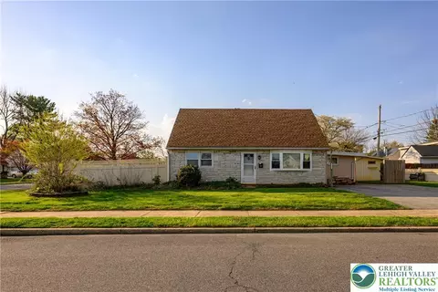 2114 Fireside Dr, Bethlehem, PA 18018