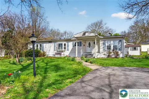 4 Woodsdale Ct, Bath, PA 18014