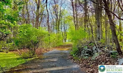 4825 S Mountain Dr, Milford Twp, PA 18049