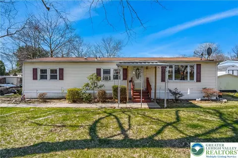 1 Woodsdale Ct, Bath, PA 18014