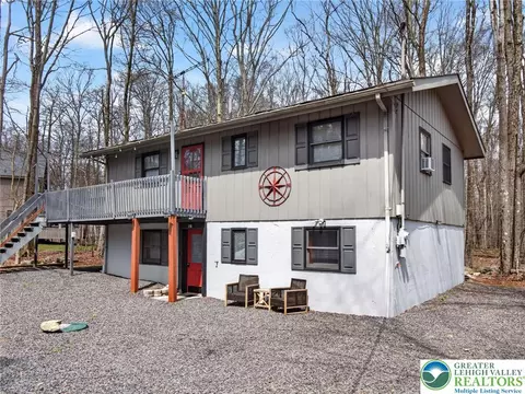 53 Maple St, Clifton Twp, PA 18424