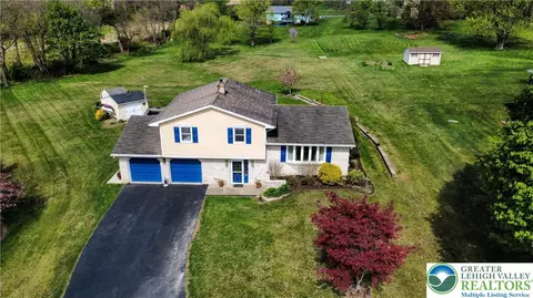 379 Valley Hi Ct, Walnutport, PA 18088