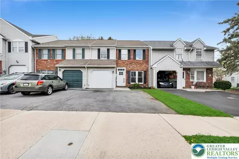 121 Brookfield Dr, Macungie, PA 18062