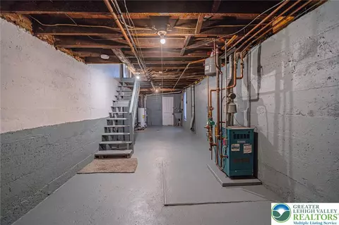 Entry Way - 1019 E 4th St, Bethlehem, PA 18015 photo 3 of 5