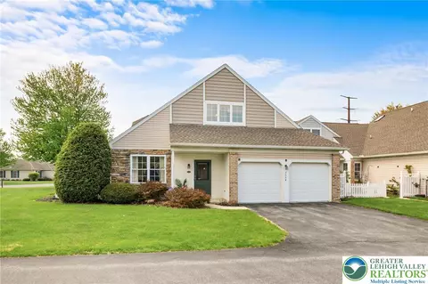 2504 Rolling Green Dr, Macungie, PA 18062