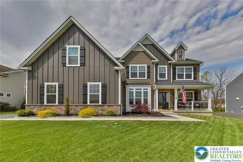 912 Fairway Dr, Forks Twp, PA 18040