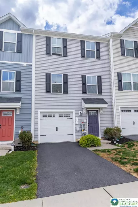 2126 Cross Country Rd, Northampton, PA 18067