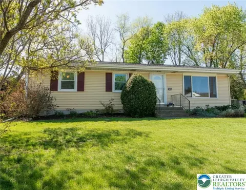 4882 Pine Grove Cir, Allentown, PA 18106