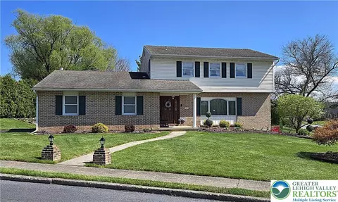 1812 Elmhurst Dr, Fullerton, PA 18052