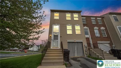 98 N Oak St, Freemansburg, PA 18017