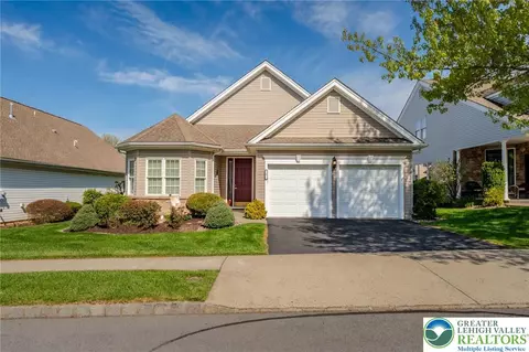 5 Edinburgh Dr, Easton, PA 18045