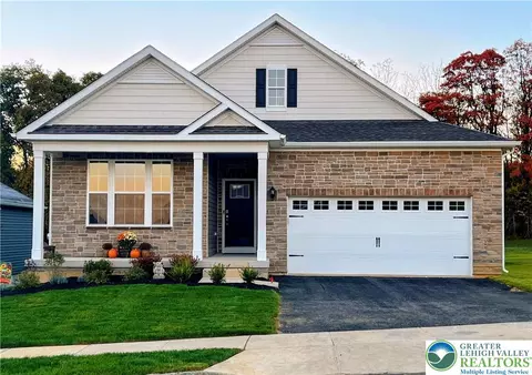 1490 Dresden Dr, Breinigsville, PA 18031