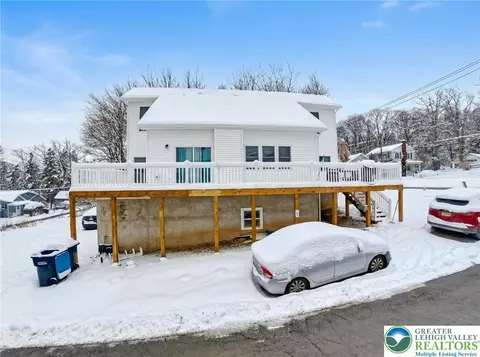 2 Elm St, Mount Pocono, PA 18344