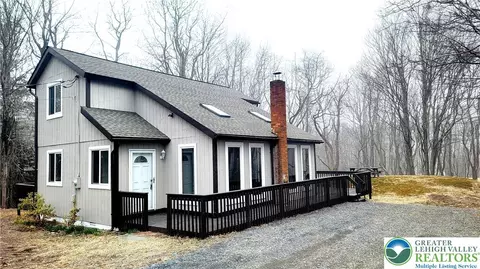 1123 Black Bear Ln, Long Pond, PA 18334