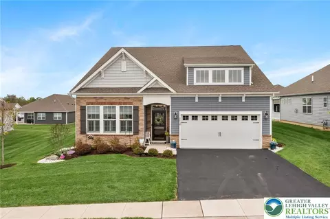 7928 Schaefer Crst, Breinigsville, PA 18031