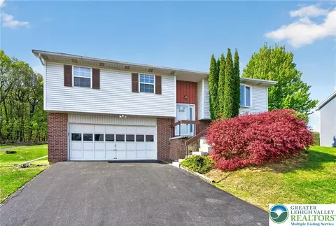 970 Hillcrest S Dr, Macungie, PA 18062