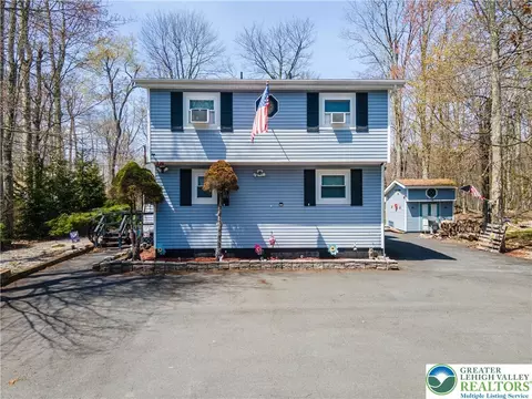 945 Country Place Dr, Coolbaugh Twp, PA 18466