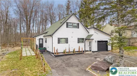 939 Country Place Dr, Coolbaugh Twp, PA 18466