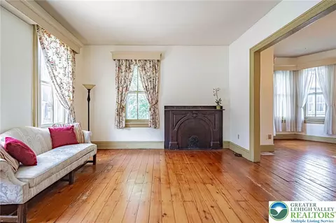 Living - 39 E Wall St, Bethlehem, PA 18018 photo 1 of 4