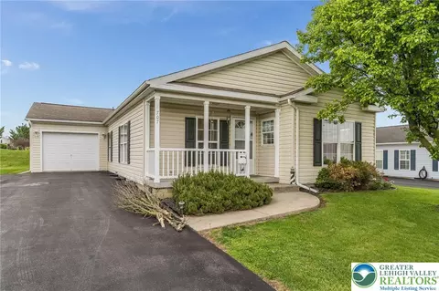 707 San Simeon Pl, Forks Twp, PA 18040
