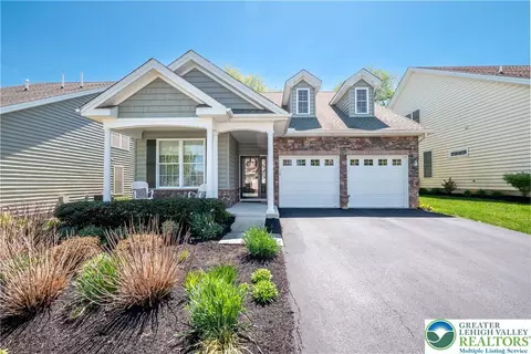 1045 Resolution Dr, Bethlehem, PA 18017