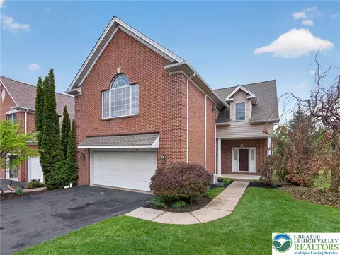 558 Parkside Ct, Allentown, PA 18104